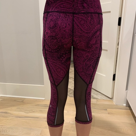 RARE LuluLemon Magenta Patterned Mesh Capris - Picture 2 of 5